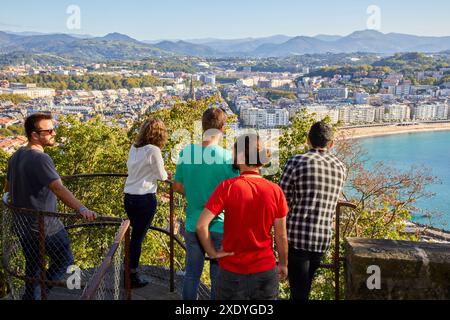 Gruppe von Touristen und Reiseleiter, die eine Tour durch die Stadt machen, klettern Sie zum Berg Urgull, La Concha Bay, Donostia, San Sebastian, Gipuzkoa, Baskenland, Spanien, Stockfoto