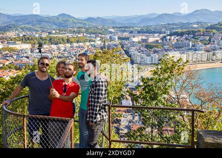 Gruppe von Touristen und Reiseleiter, die eine Tour durch die Stadt machen, klettern Sie zum Berg Urgull, La Concha Bay, Donostia, San Sebastian, Gipuzkoa, Baskenland, Spanien, Stockfoto