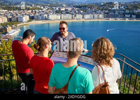 Gruppe von Touristen und Reiseleiter, die eine Tour durch die Stadt machen, klettern Sie zum Berg Urgull, La Concha Bay, Donostia, San Sebastian, Gipuzkoa, Baskenland, Spanien, Stockfoto