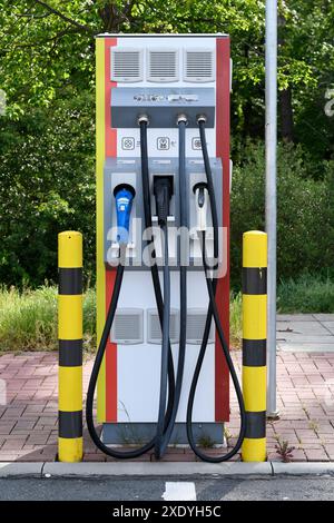 Elektrische Kraftstoffpumpe für Elektrofahrzeuge auf der Autobahn BAB A5 bei Frankfurt/Deutschland Stockfoto