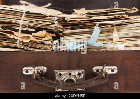 Bündel von Papierpost aus dem 20. Jahrhundert im Vintage-Koffer Stockfoto