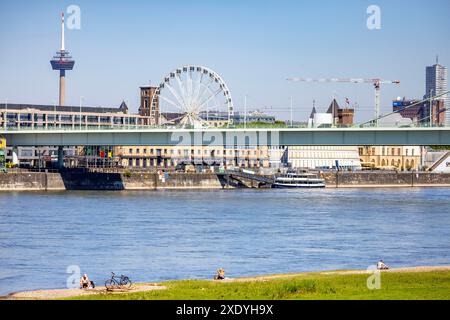 Köln, Deutschland. Juni 2024. Die Menschen sonnen sich am Rheinufer auf dem Poller Wiesen. Quelle: Thomas Banneyer/dpa/Alamy Live News Stockfoto