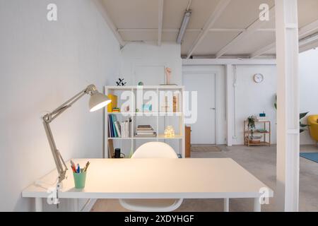 Innenarchitektur Home Office in einem Industrieloft. Stockfoto