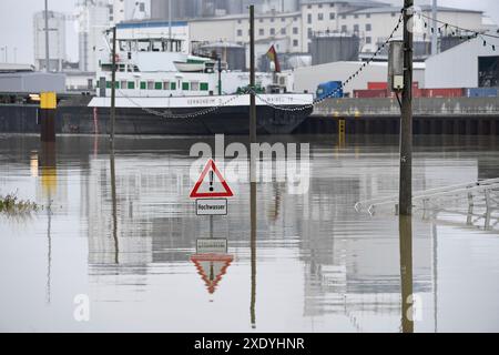 Hochwasser im Hafen von gernsheim/rhein Stockfoto