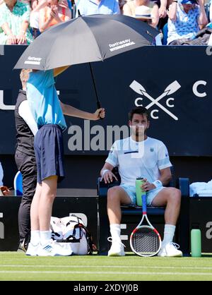 Cameron Norrie schützt vor der Sonne am vierten Tag des Rothesay International im Devonshire Park, Eastbourne. Bilddatum: Dienstag, 25. Juni 2024. Stockfoto