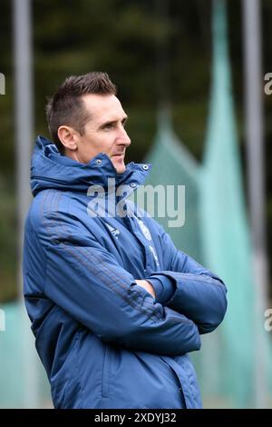 Fußballtrainer Miroslav Klose (FC Bayern MÃ¼nchen) an der Seitenlinie Stockfoto