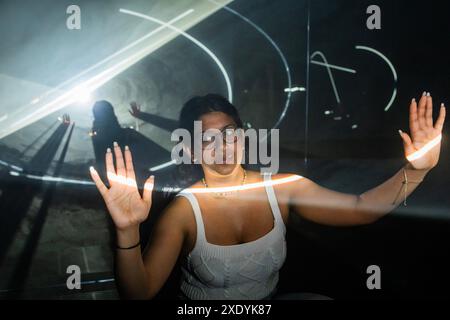 London, Großbritannien. Juni 2024. Sekundenbruchteil (Spiegel) I, 2018 - Anthony McCall: Solid Light at Tate Modern (Bildnutzung muss diese Show erwähnen). Er war ein früherer Pionier der experimentellen Kino- und Installationskunst, bekannt für seine „Solid Light“-Installationen, bei denen projiziertes Licht durch einen dünnen Nebel sichtbar verstärkt wird, um solide Lichtformen zu erzeugen, mit denen Besucher interagieren können. Die Ausstellung zeigt vier dieser immersiven Werke sowie Film-, Fotografie- und Archivmaterial. Guy Bell/Alamy Live News Stockfoto