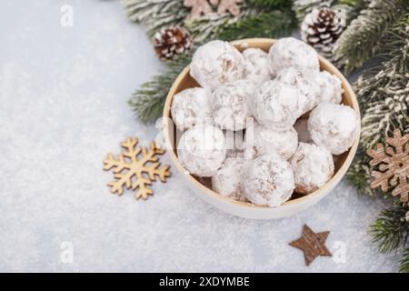 Traditionelle Weihnachts-Schneeballkekse mit Mandeln auf schneebedecktem Hintergrund Stockfoto