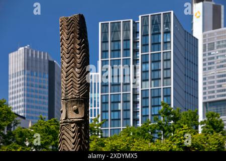 Holzstele aus Papua-Neuguinea im Weltkulturmuseum vor Hochhäusern, Kontrast der Kulturen, Deutschland, Hessen, Frankfurt am Ma Stockfoto