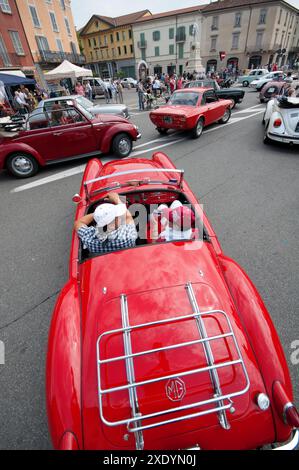 Italien, Lombardei, Crema, Giuseppe Garibaldi-Platz, Oldtimertreffen Stockfoto