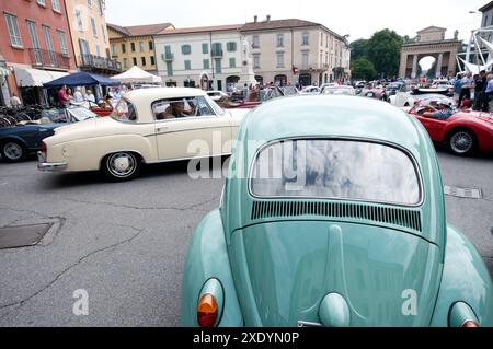 Italien, Lombardei, Crema, Platz Giuseppe Garibaldi, Tor Porta Serio, treffen der Oldtimer Stockfoto