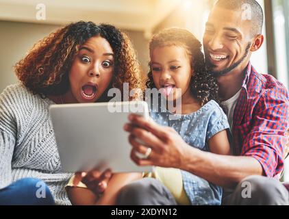 Tablet, glückliche Familie und lustiges Selfie zu Hause für soziale Medien, Binden oder Lachen. Kind, Mutter und Vater über digitale Bildtechnologie Stockfoto