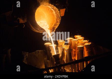 Industrielles Wachsabguss. Der Prozess der Ausgießung zum Ausfüllen von Keramikschalen mit geschmolzenem Stahl. Stockfoto