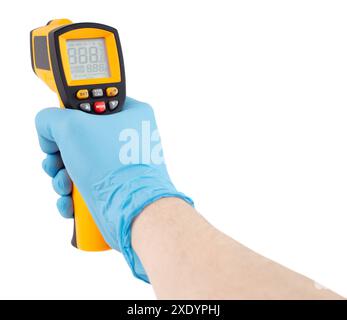 Hand in blauem medizinischem Latex-Handschuh, der mit berührungslosem Infrarot-Thermometer auf weißem Hintergrund ausgerichtet ist, Modellanzeigestatus Stockfoto