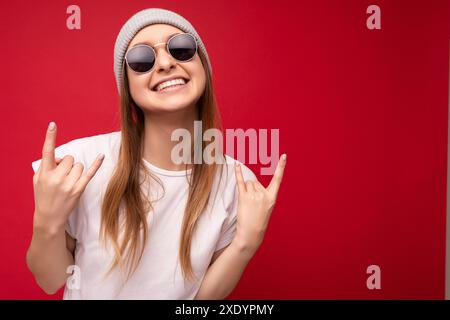 Nahaufnahme einer jungen emotionalen positiven, glücklichen, lächelnden, attraktiven dunkelblonden Frau mit aufrichtigen Emotionen in lässigem weißem T-Shir Stockfoto