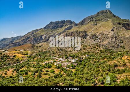 Dorf Skaloti am Fuße des Lefka Ori (Weiße Berge), von der Straße in der Nähe von Hora Sfakion und Frangokastello, Westkreta, Griechenland Stockfoto