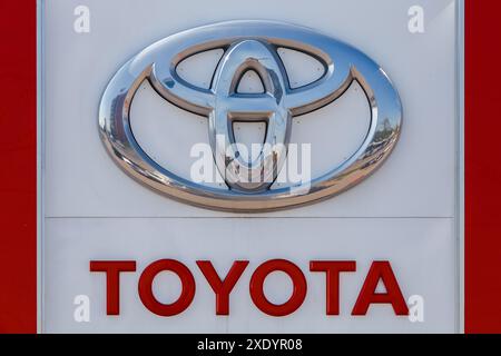 Toyota-Logo auf Autohaus Gebäude an sonnigen Tag - Toyota Motor Corporation ist ein japanischer Automobilhersteller. Stockfoto