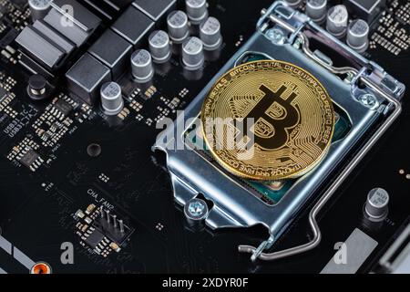 Bitcoin-Schimmer auf cpu-Sockel eines modernen Mainboards mit selektivem Fokus und Unschärfe Stockfoto