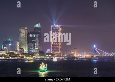 Da Nang (Danang), Vietnam - 15. April 2018: Fantastischer Nachtblick auf die Skyline von Danang. Bunte Lichter der Stadt spiegeln sich im Wasser des Flusses Han. Stockfoto