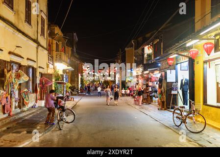 Hoi an (Hoian), Vietnam - 12. April 2018: Wunderschöner Blick auf die gemütliche Straße mit farbenfrohen Seidenlaternen. Stockfoto
