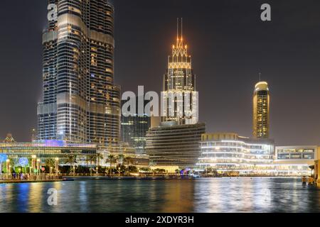 Dubai, Vereinigte Arabische Emirate - 2. November 2018: Fantastischer Blick bei Nacht auf den berühmten Burj Khalifa Tower am gleichnamigen See in der Innenstadt. Stockfoto