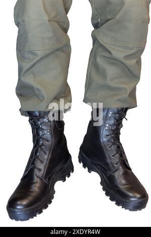 Beine in Khaki-Hosen und Militärstiefeln Stockfoto