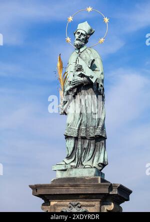 Statue des Johannes von Nepomuk auf der Karlsbrücke in Prag Stockfoto