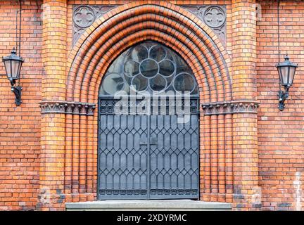 Metalltür einer gotischen Kirche Stockfoto