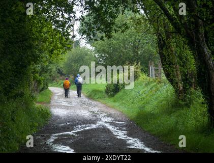 Zwei Rucksacktouristen auf einer unbefestigten Straße Stockfoto