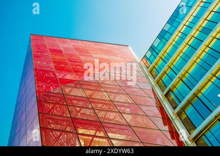 Abstrakter geometrischer Hintergrund. Modernes Glasgebäude. Ansicht von unten. Stockfoto