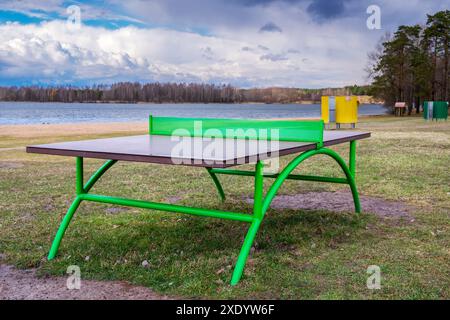 Tisch für eine Partie Tennis an einem leeren Strand Stockfoto
