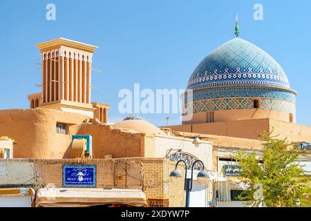 Yazd, Iran - 26. Oktober 2018: Fantastischer Blick auf den traditionellen iranischen Windfangturm (Badgir) und die Kuppel des Seyed Rokn Addin Mausoleums. Stockfoto