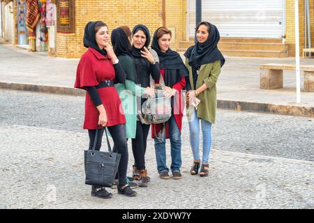 Yazd, Iran - 26. Oktober 2018: Junge, lächelnde, hübsche iranische Frauen machen Fotos in der historischen Stadt Yazd. Stockfoto