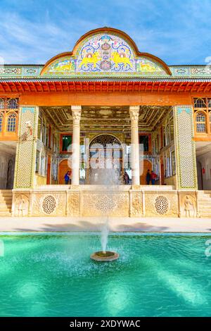 Shiraz, Iran - 29. Oktober 2018: Fantastischer Blick auf den malerischen Brunnen und das Qavam Historical House. Traditionelle persische Architektur. Stockfoto
