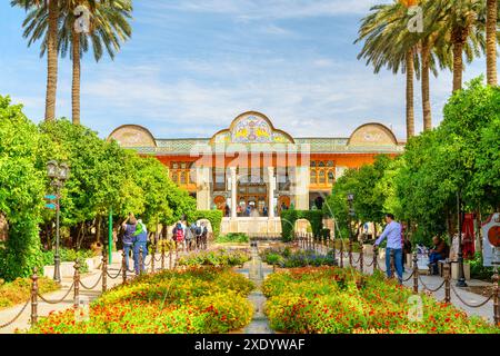 Shiraz, Iran - 29. Oktober 2018: Fantastischer Blick auf den malerischen Brunnen und das Qavam Historical House. Traditionelle persische Architektur. Stockfoto