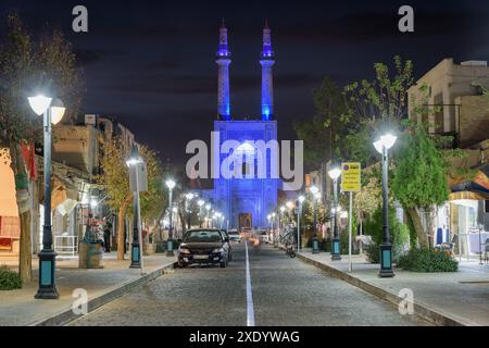 Yazd, Iran - 26. Oktober 2018: Fantastischer nächtlicher Blick auf die Masjed Jame Street und die Jameh Moschee von Yazd. Stockfoto