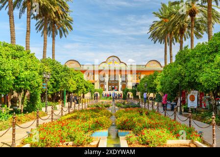 Shiraz, Iran - 29. Oktober 2018: Fantastischer Blick auf den malerischen Brunnen und das Qavam Historical House. Traditionelle persische Architektur. Stockfoto