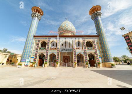 Shiraz, Iran - 29. Oktober 2018: Hauptansicht der Sayyed-Alaeddin-Hossein-Moschee und des Mausoleums. Erstaunliche islamische Architektur. Stockfoto