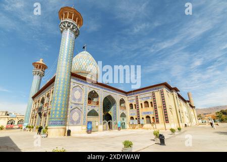 Shiraz, Iran - 29. Oktober 2018: Seitenansicht der Sayyed-Alaeddin-Hossein-Moschee und des Mausoleums. Erstaunliche islamische Architektur. Stockfoto