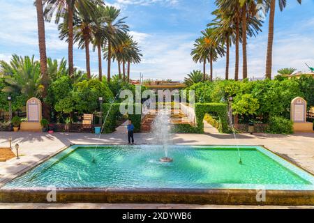 Shiraz, Iran - 29. Oktober 2018: Fantastischer Blick auf den malerischen Brunnen und das Qavam Historical House. Traditionelle persische Architektur. Stockfoto