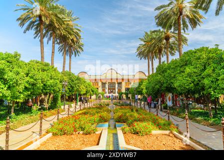 Shiraz, Iran - 29. Oktober 2018: Fantastischer Blick auf den malerischen Brunnen und das Qavam Historical House. Traditionelle persische Architektur. Stockfoto