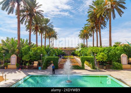 Shiraz, Iran - 29. Oktober 2018: Fantastischer Blick auf den malerischen Brunnen und das Qavam Historical House. Traditionelle persische Architektur. Stockfoto