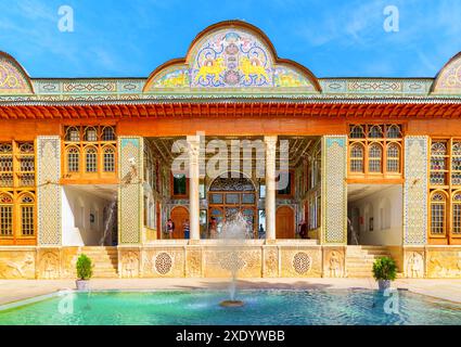 Shiraz, Iran - 29. Oktober 2018: Fantastischer Blick auf den malerischen Brunnen und das Qavam Historical House. Traditionelle persische Architektur. Stockfoto