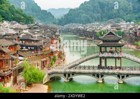 Fenghuang, China - 23. September 2017: Blick auf den Tuojiang Fluss (Tuo Jiang Fluss) und die malerische Brücke. Stockfoto