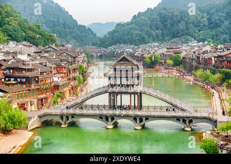 Fenghuang, China - 23. September 2017: Blick auf die malerische Brücke mit Elementen traditioneller chinesischer Architektur in der antiken Stadt Phoenix. Stockfoto