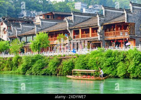 Fenghuang, China - 23. September 2017: Malerischer Blick auf das traditionelle hölzerne Touristenboot auf dem Tuojiang Fluss (Tuo Jiang Fluss). Stockfoto