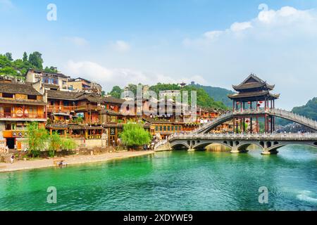 Fenghuang, China - 23. September 2017: Fantastischer Blick auf den Tuojiang Fluss (Tuo Jiang Fluss) und die malerische Brücke. Stockfoto