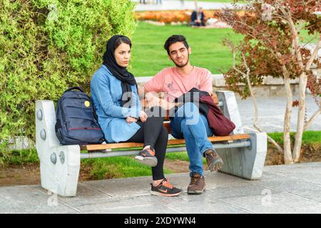 Isfahan, Iran – 24. Oktober 2018: Junge iranische Ehepaare ruhen auf dem Naqsh-e Jahan-Platz aus. Stockfoto