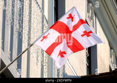 "Flagge von Georgien über der Botschaft von Georgien Stockfoto