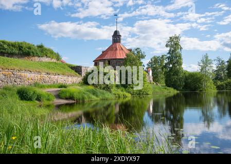 Die antike Festung von Korela am Ufer mit einer Reflexion. Priozersk, Region Leningrad, Russland Stockfoto